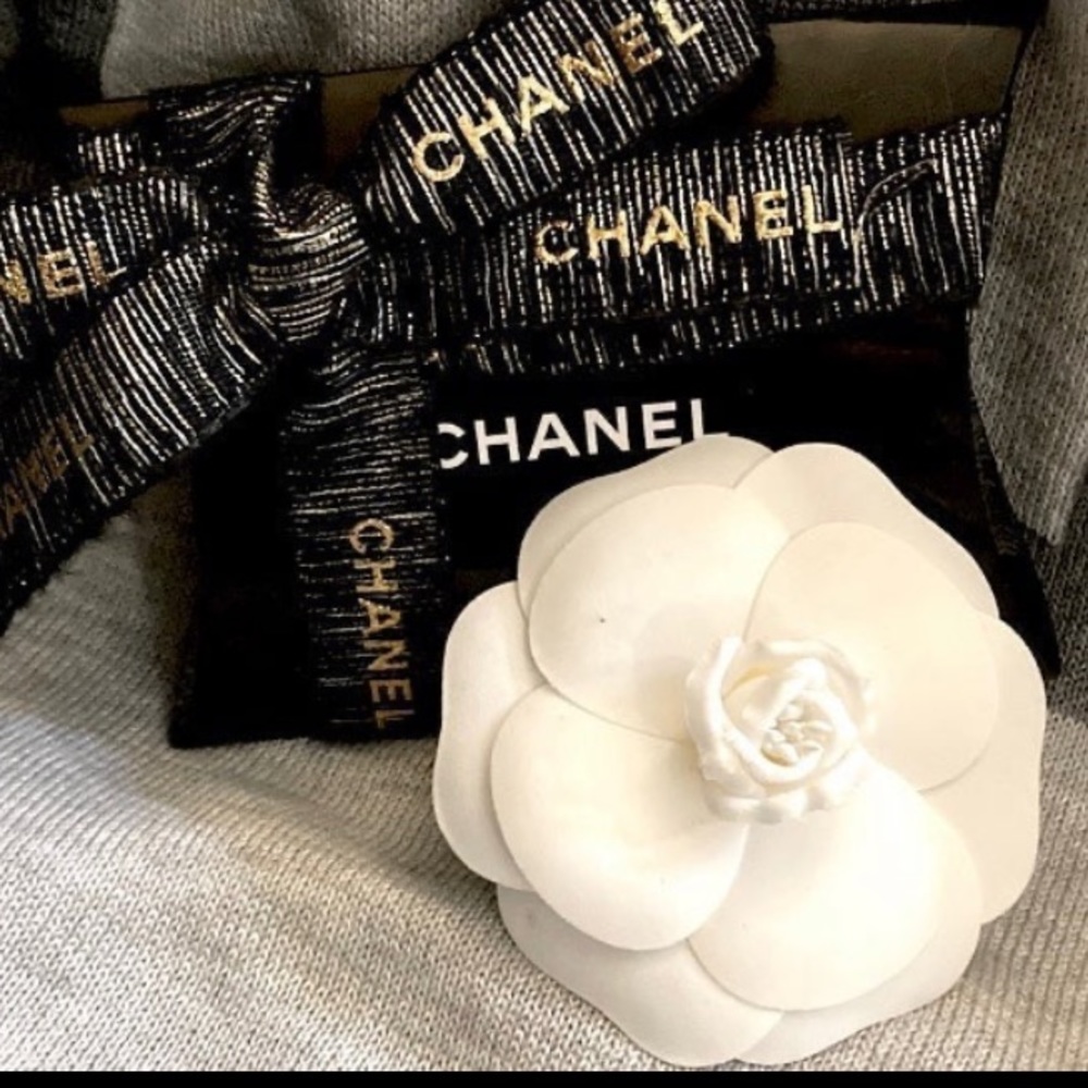 Authentic Chanel Camellia White Silk-Synthetic Pre-2015 Flower Sticker